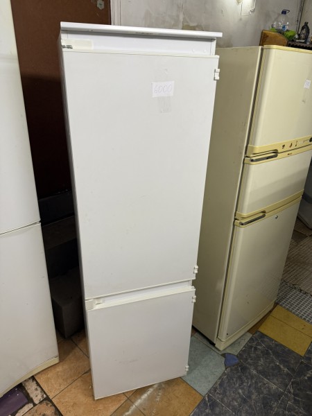 Холодильник вбудований Арістон