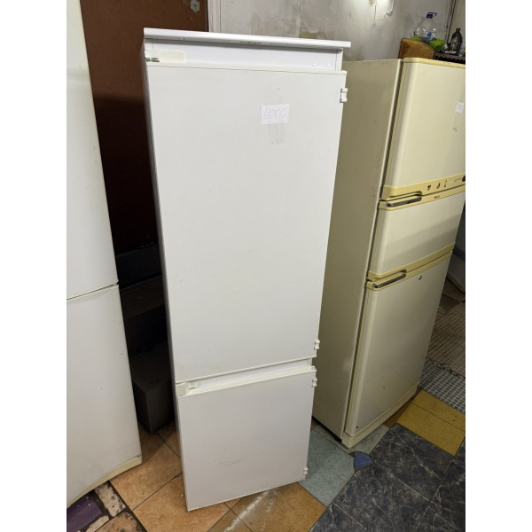 Холодильник вбудований Арістон